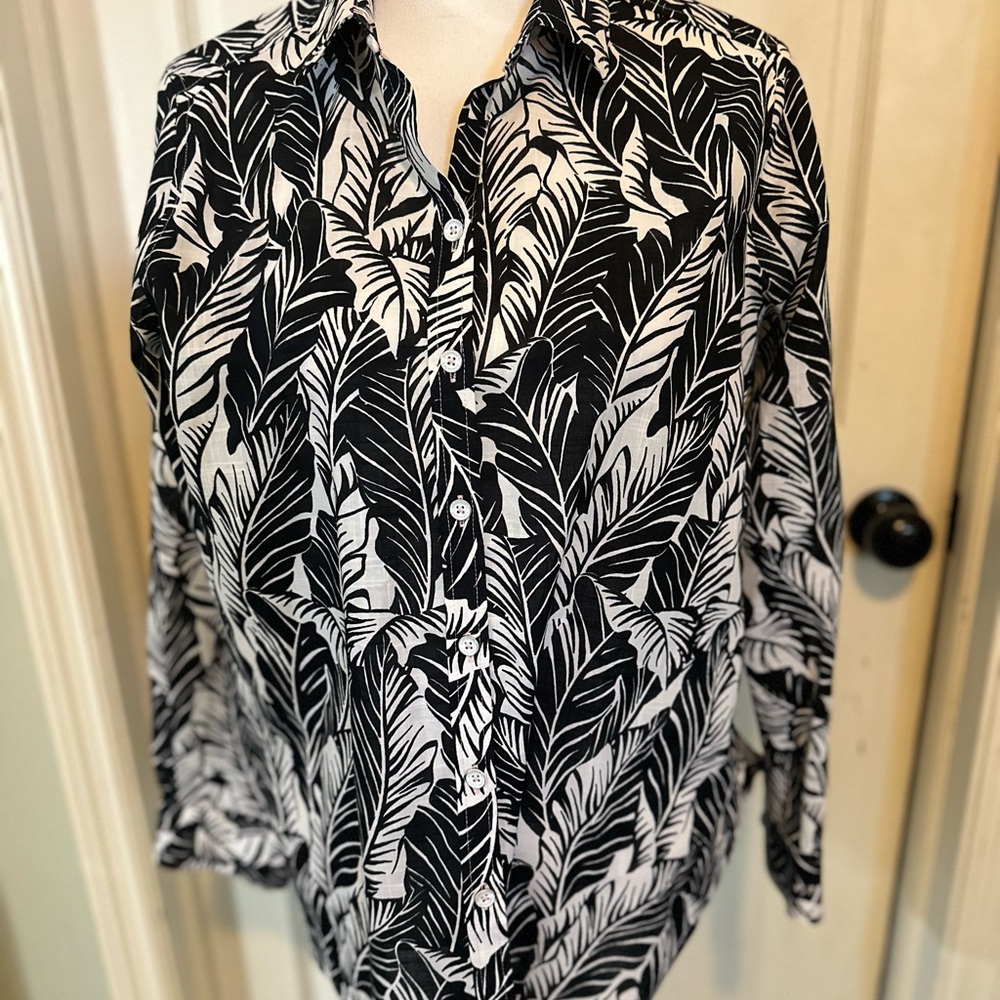 Foxcroft Top Black & White Palm Print Pink Thread Button Wrinkle Free Relaxed